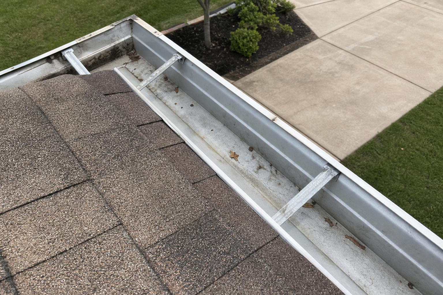 Gutter replacement photo for Roof Replacement Gutter replacement: Houston gutter replacement with seamless gutter installation along fascia and roof edge
